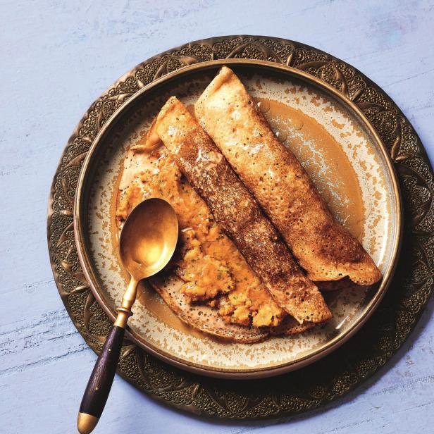 Würzige Kartoffel-Crêpes auf einem verzierten Teller.