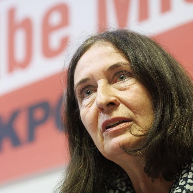 Bürgermeisterin Elke Kahr vor KPÖ-Plakat.