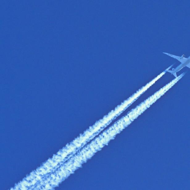 Flugzeug mit Kondensstreifen