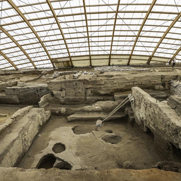 Blick auf die Ausgrabungsstätte Çatalhöyük unter einem Schutzdach.