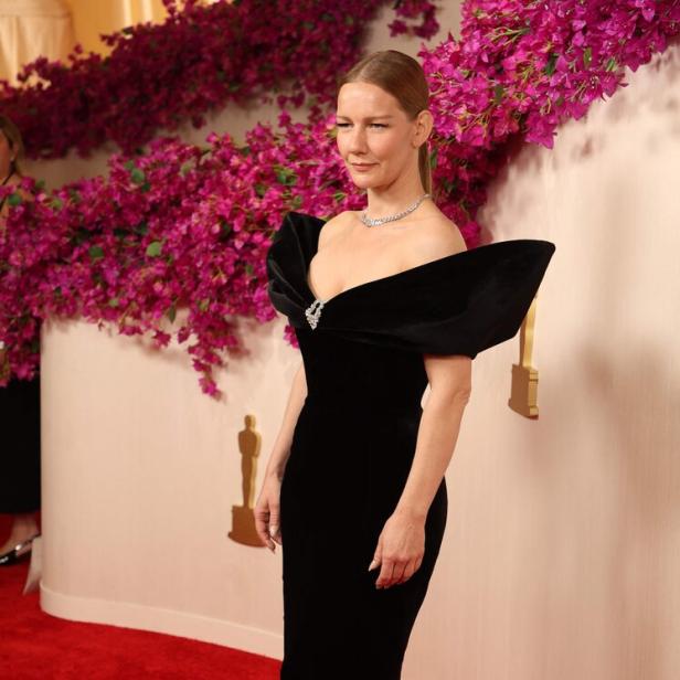 Diane Kruger in einer schwarzen Samtrobe auf dem roten Teppich.
