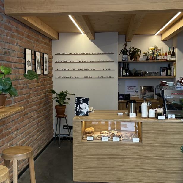 Innenansicht des Café Fokus mit Theke und Sitzgelegenheiten.