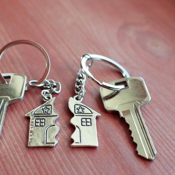 Two keys with splitted key rings with pendant in shape of house