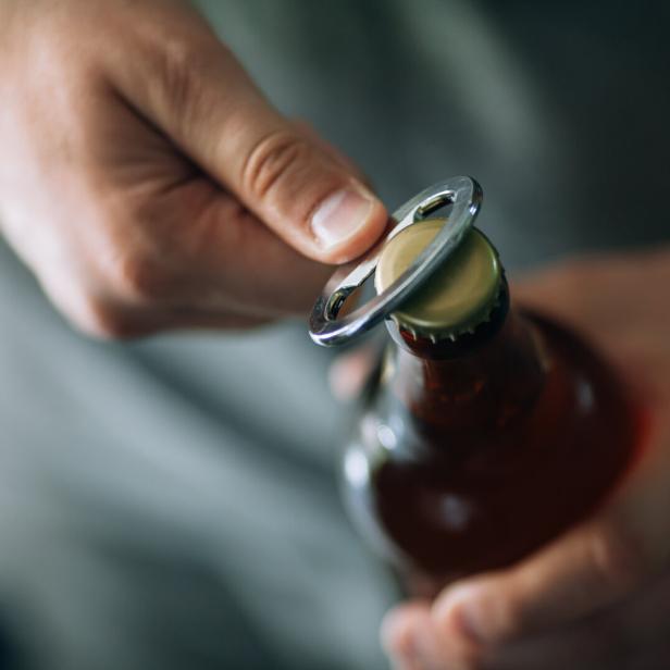 Auch beim Bier öffnen, braucht man Muckis.