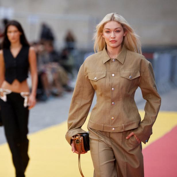 Gigi Hadid läuft auf dem Laufsteg bei einer Modenschau.