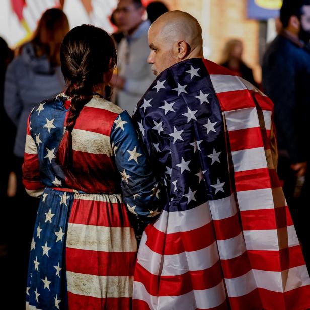 Eine Frau und ein Mann haben sich in eine amerikanische Flagge gehüllt
