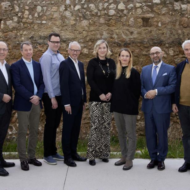 Die Teilnehmenden des Gipfelgesprächs (v. li. n. re.): Moderator Herbert Puhl, Robert Müllegger, Szabolcs Tobi, Andreas Püspök, Birgit Grünberger, Marion Alt, Ojan Assadian, Stephan Kriwanek