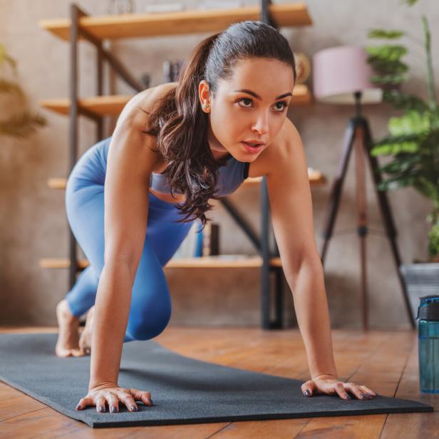 Frau macht ein Cardio-Workout.