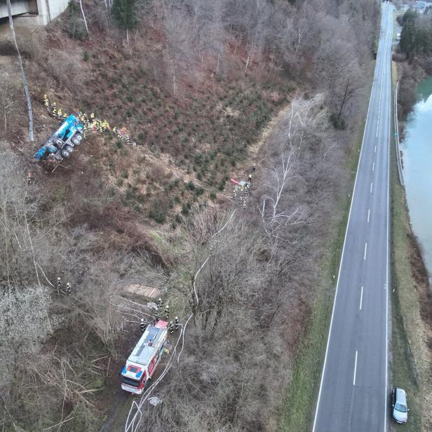 Kran-Lkw stürzt von Autobahn A10: Fahrer tot