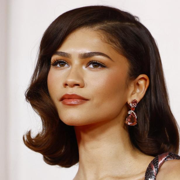 Zendaya trägt auffällige Ohrringe.