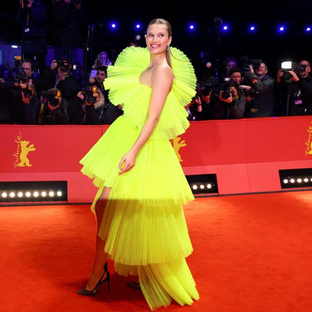 Toni Garrn in einem auffälligen, gelben Kleid auf dem roten Teppich der Berlinale.