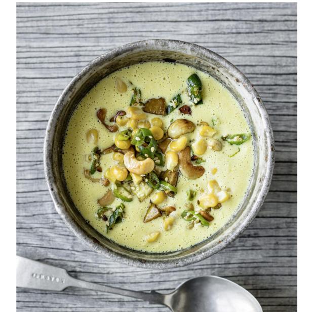 Maiscremesuppe mit Frühlingszwiebel und Tofu-Cashew-Topping.