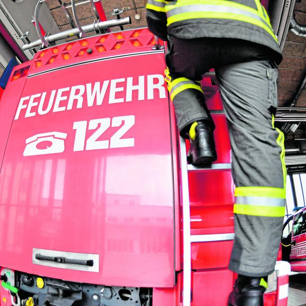 Feuerwehrmann klettert auf Gerätewagen
