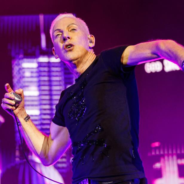 H.P. Baxxter ist der Frontmann von Scooter. Hier steht er mit Mikrofon auf der Bühne des Nova Rock Festivals 2023.