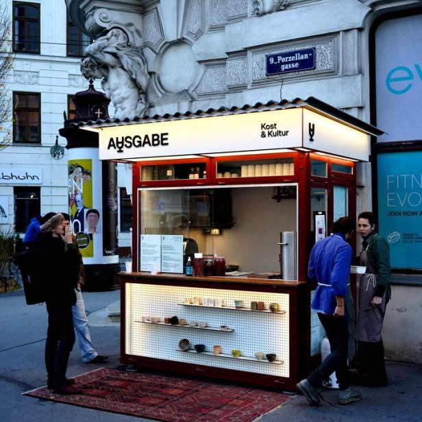 Ein Verkaufsstand „Ausgabe Kost & Kultur“ in der Porzellangasse in Wien.