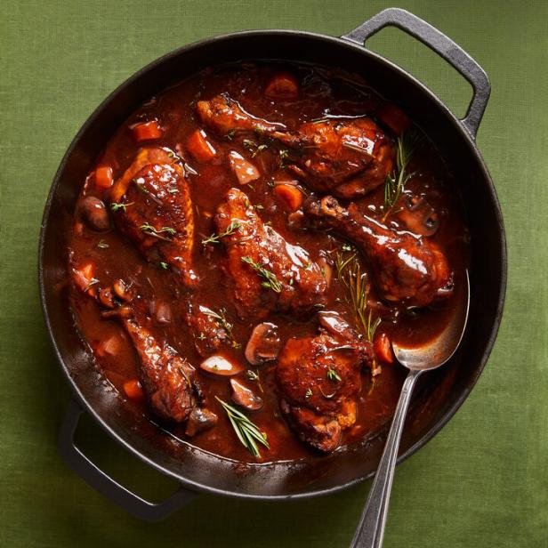 Coq au Vin, ein französisches Gericht mit Huhn, Gemüse und Rotwein.