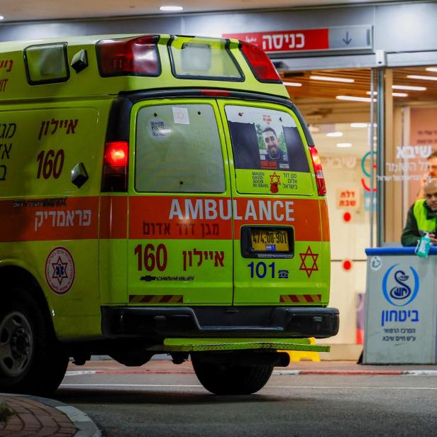 Eine Ambulanz mit einem Plakat eines Geisels trifft in der Notaufnahme des Sheba Medical Center in Ramat Gan, Tel Aviv, ein.