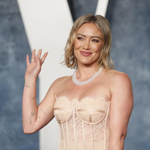 Hilary Duff in einem trägerlosen Kleid und einer Perlenkette.