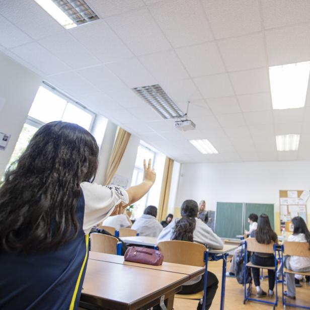 Eine Schülerin meldet sich im Klassenzimmer.