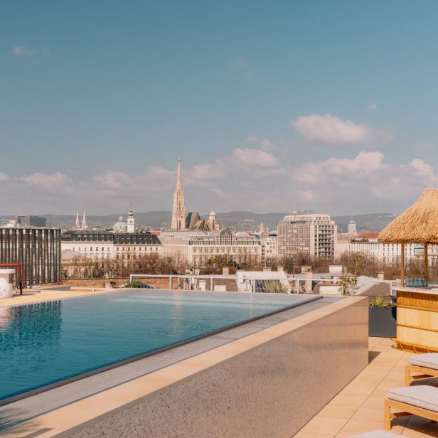 Ein Pool auf einem Dach mit Blick auf die Wiener Skyline.