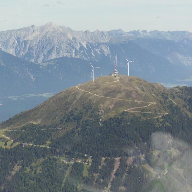 Die Idee von Windrädern am Patscherkofel - hier eine Visualisierung von Neos/Leitwind - ist nicht neu