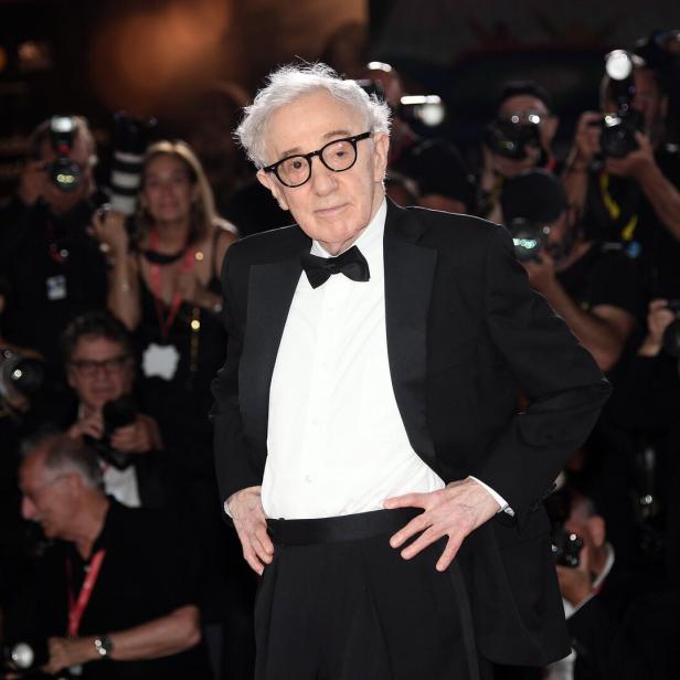 Woody Allen posiert vor einer Wand aus Fotografen.