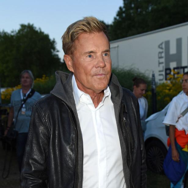 Dieter Bohlen trägt eine Lederjacke und Jeans.