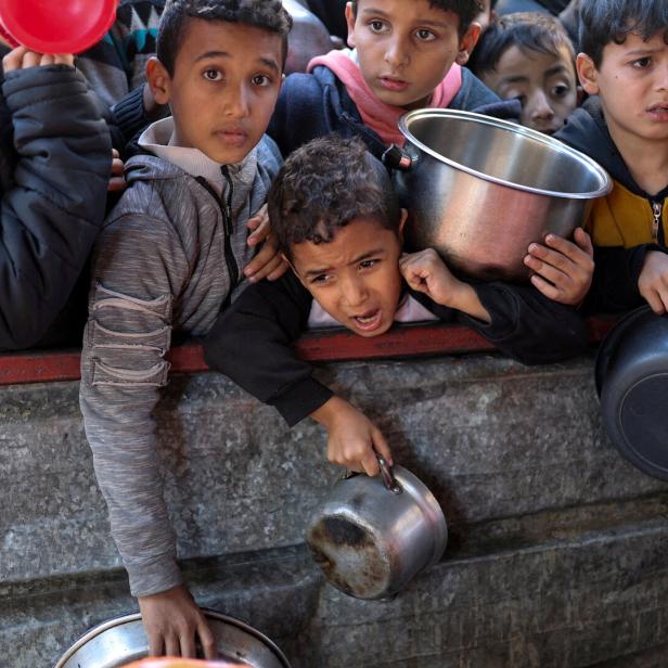 Palästinensische Kinder warten in Rafah im südlichen Gazastreifen auf Essen, das von einer Wohltätigkeitsküche gekocht wurde, 5. Februar 2024. 