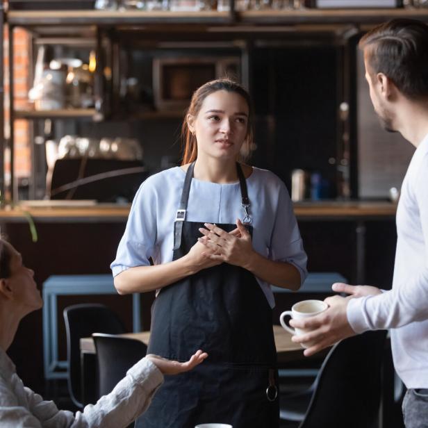 Eine Kellnerin wird von zwei unzufriedenen Kunden in einem Café beschuldigt.