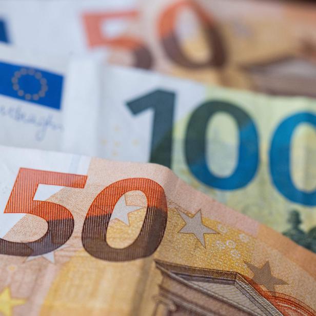 Nahaufnahme von zwei 50-Euro- und einem 100-Euro-Schein.