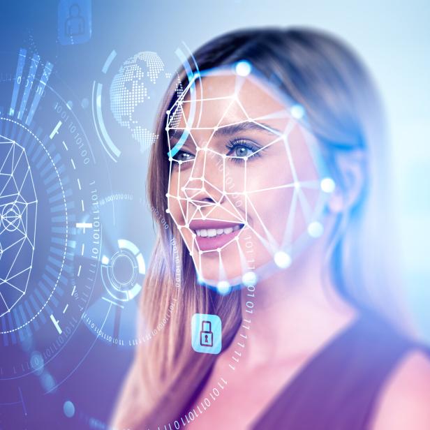 Eine Frau lächelt, während ihr Gesicht von einem digitalen Netz überlagert wird.