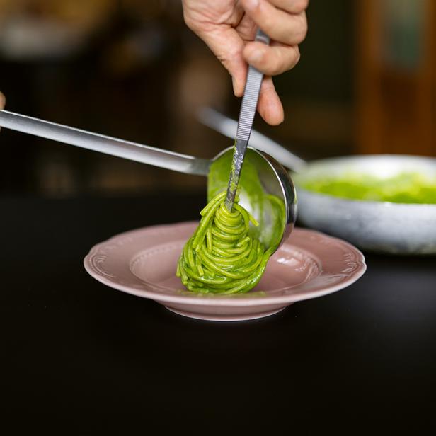 Spaghetti mit Basilikum-Zitronen-Creme.