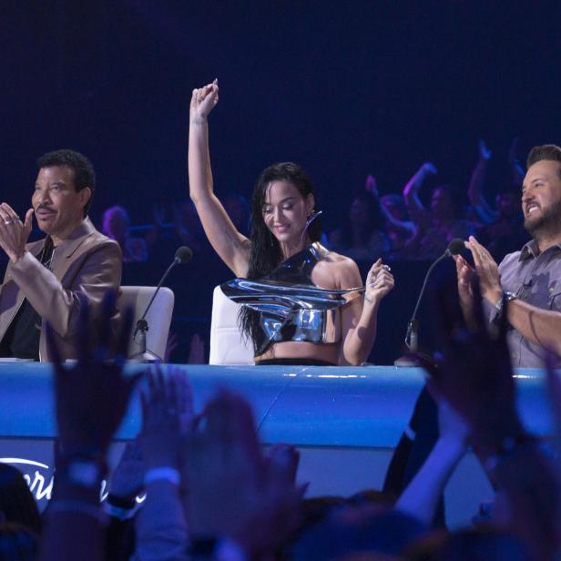 Katy Perry sitzt mit Lionel Richie und Luke Bryan in der Jury von „American Idol“.