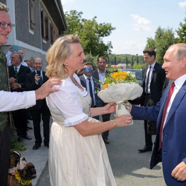 Nicht nur bei der Hochzeit der unfreiwillig-legendären Karin Kneissl in Österreich willkommen: Wladimir Putin