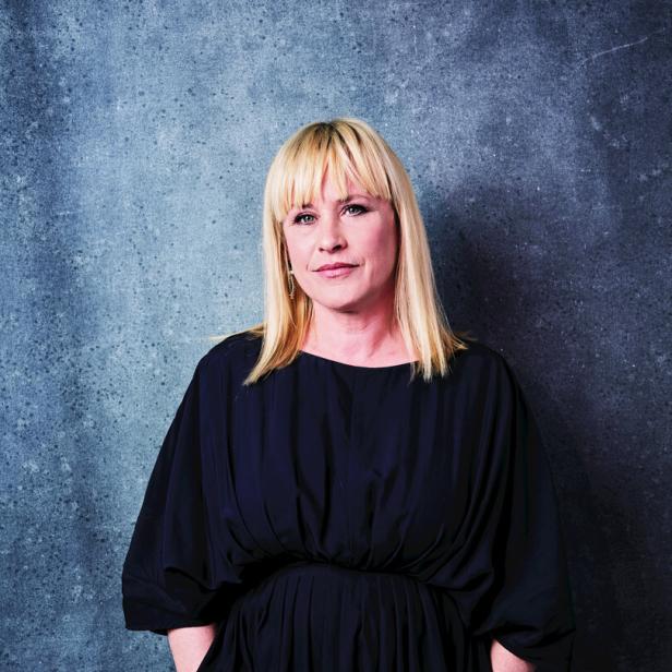 Patricia Arquette vor einem grauen Hintergrund.