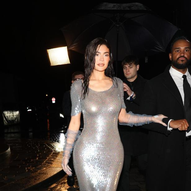 Kylie Jenner in einem silbernen Paillettenkleid bei einer abendlichen Veranstaltung.