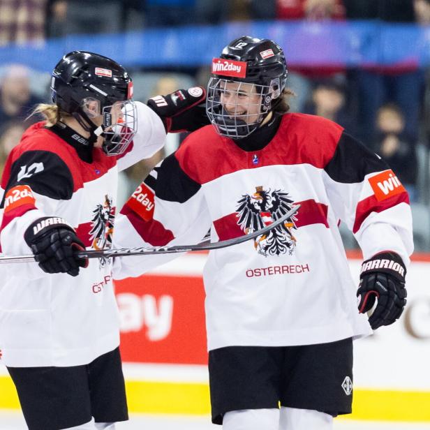 Zwei österreichische Eishockeyspielerinnen feiern gemeinsam auf dem Eis.