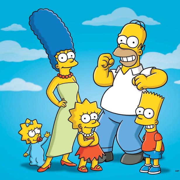 Die gelbe Zeichentrickfamilie Simpsons vor blauem Himmel.