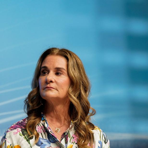 Melinda French Gates vor einem hellblauen Hintergrund.