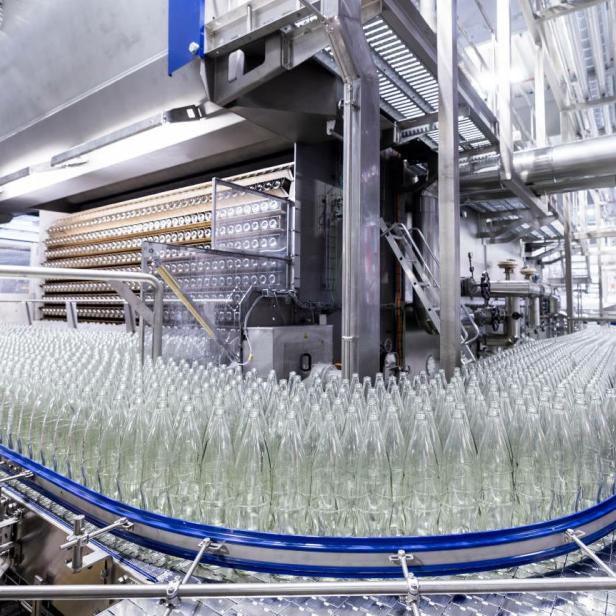 In der lokalen Produktion konnte Coca-Cola den Wasserverbrauch in den letzten 10 Jahren um 45% senken.