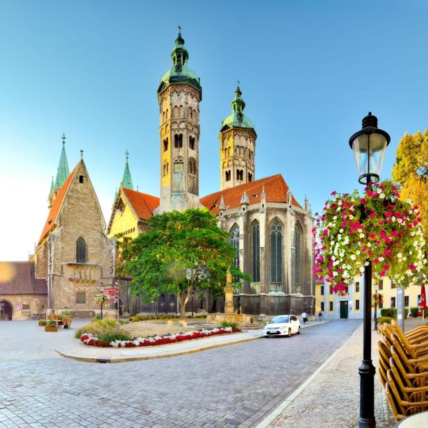Kirche in mittelalterlicher Stadt bei Sonnenuntergang