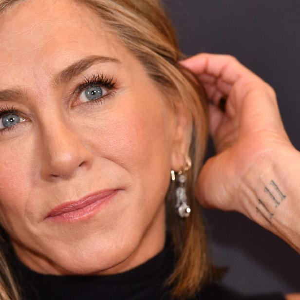 Jennifer Aniston mit einem „11 11“-Tattoo auf ihrem Handgelenk.