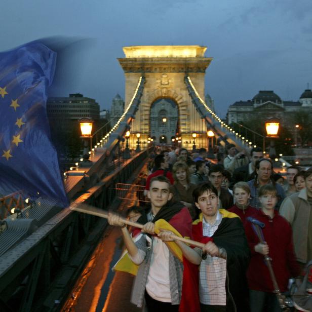 Feierstimmung bei der Erweiterung: Junge Ungarn feiern in Budapest am 1. Mai 2004