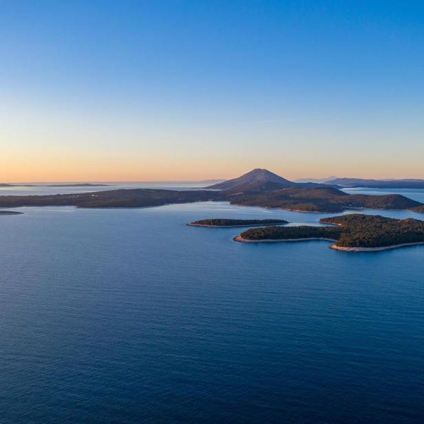 Das Lošinj-Archipel ist ein Juwel der kroatischen Adria, bekannt für seine atemberaubende natürliche Schönheit und reiche kulturelle Erbe.