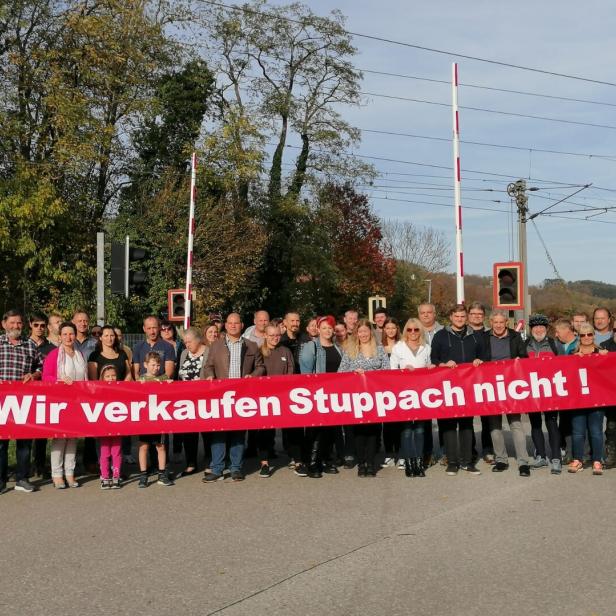 "Bitte wenden": Geschlossener Bahnübergang treibt Bürger in NÖ auf Barrikaden