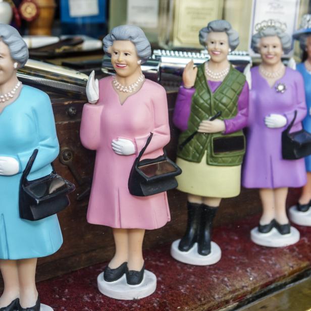 Eine Reihe von Queen Elizabeth II.-Figuren in verschiedenen Outfits.