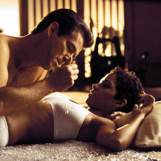 Szene mit Pierce Brosnan und Halle Berry aus dem Film „Stirb an einem anderen Tag“.