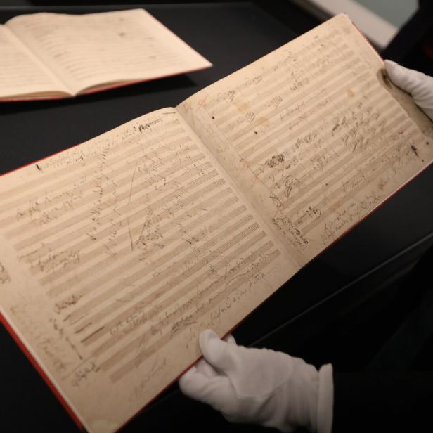 Die Wiener Philharmoniker holten mit dem Theatermuseum und der Staatsbibliothek zu Berlin auch die größte je in Österreich gezeigte Auswahl an Blättern der handschriftlichen Partitur nach Wien (bis 1. Juli, Theatermuseum)