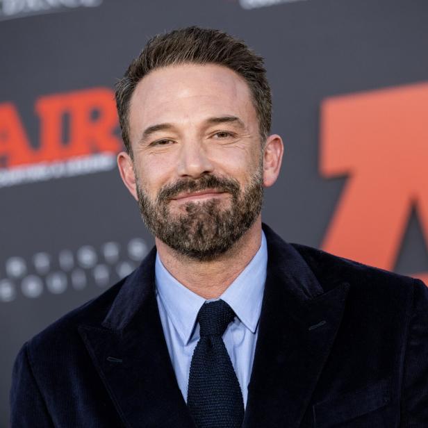 Ben Affleck vor dem Hintergrund des Logos des Films „Air“.