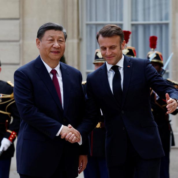 Xi Jinping und Emmanuel Macron schütteln Hände